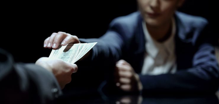 Gokverslaafde rechtbankmedewerker verkocht info aan crimineel