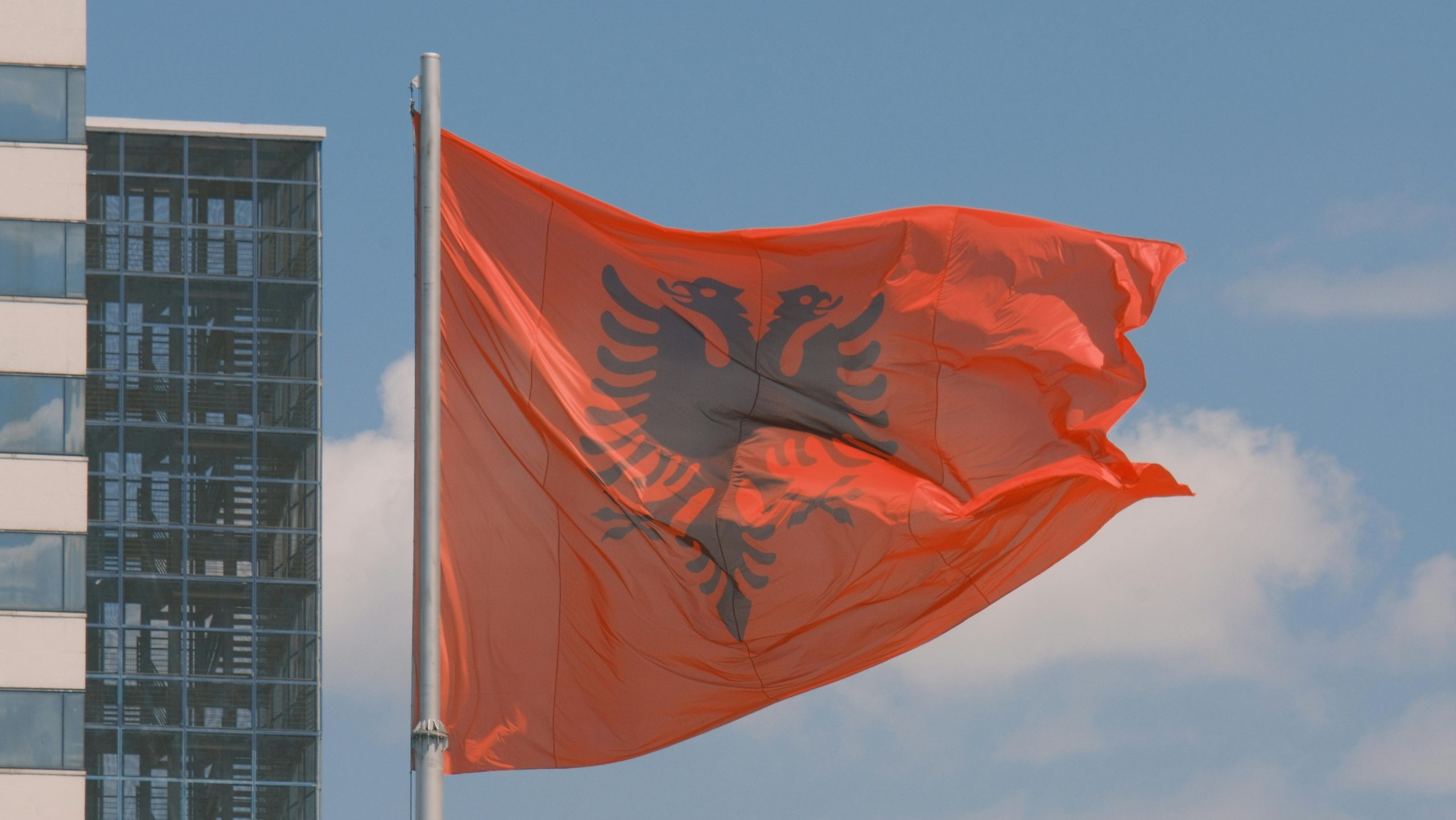 Rechter in Albanië doodgeschoten tijdens zitting in Tirana