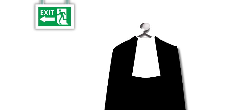 Vierde dekenbezwaar kost advocaat zijn toga